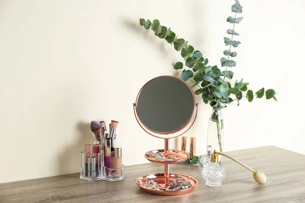 Miroir Avec Bijoux Produits Maquillage Sur Table Bois Près Mur — Photo