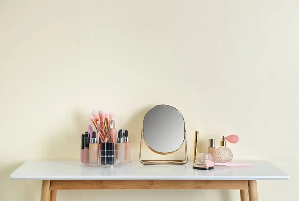 Mirror Makeup Products White Table Light Wall Space Text — ストック写真