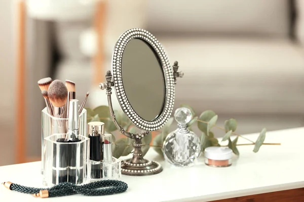 Espelho Produtos Maquiagem Mesa Branca Dentro Casa — Fotografia de Stock