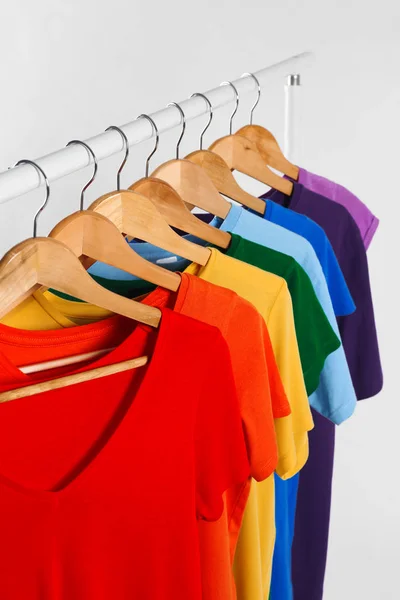 Roupas Coloridas Cabides Contra Fundo Branco — Fotografia de Stock