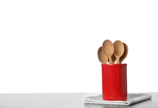 Toalla de cocina plegable y soporte con cucharas sobre mesa gris. Espacio — Foto de Stock