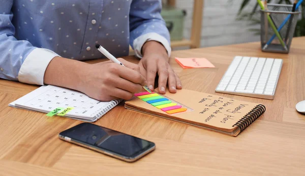 Mujer Haciendo Horario Usando Calendario Mesa Oficina Primer Plano —  Fotos de Stock