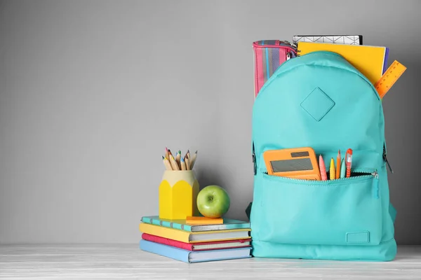 Elegante Mochila Con Diferentes Artículos Papelería Escuela Mesa Sobre Fondo —  Fotos de Stock