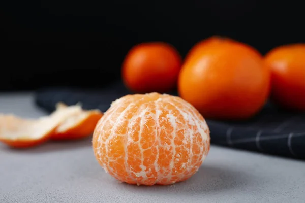 Mandarine Mûre Pelée Sur Table Grise Gros Plan — Photo
