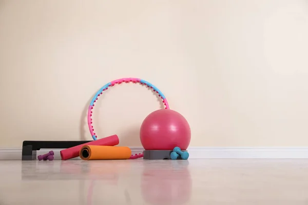 Diferentes Equipos Deportivos Cerca Pared Luz Gimnasio — Foto de Stock