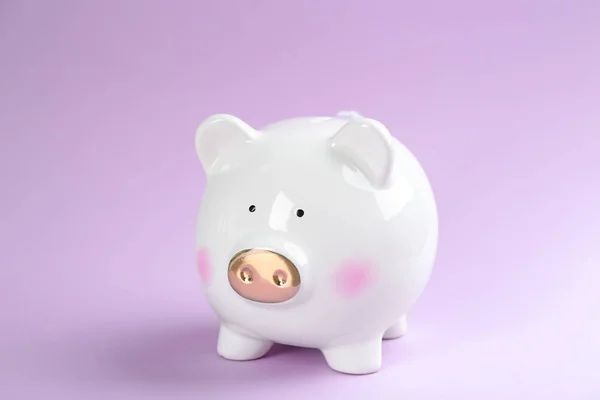 Bonito Banco Porquinho Branco Fundo Violeta — Fotografia de Stock