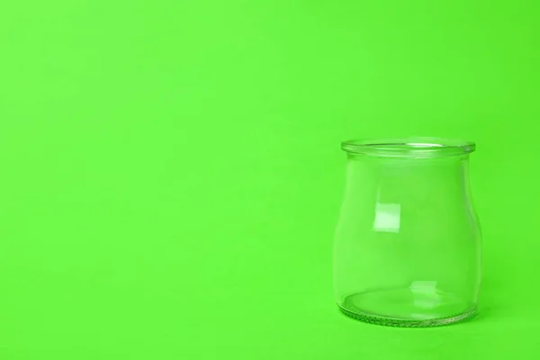 Leeres Glas auf hellgrünem Hintergrund öffnen, Platz für Text — Stockfoto
