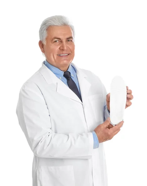 Ortopedista masculino mostrando palmilha no fundo branco — Fotografia de Stock