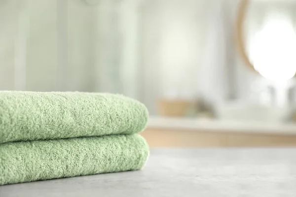 Stapel schone handdoeken op tafel in de badkamer. Ruimte voor tekst — Stockfoto