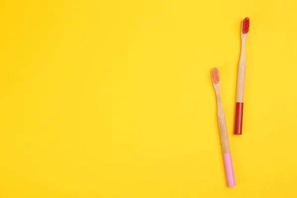 Brosses à dents en bambou sur fond jaune, pose plate. Spac — Photo