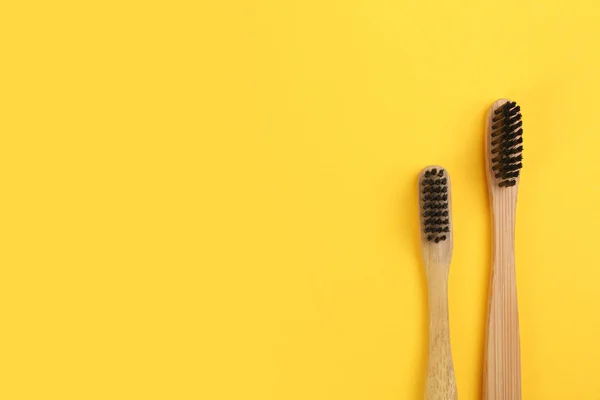 Toothbrushes Made Bamboo Yellow Background Flat Lay Space Text — Stock Photo, Image