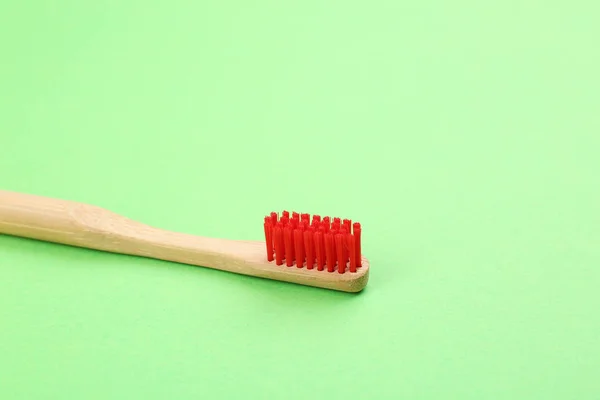 Escova de dentes de bambu natural com cerdas macias no fundo verde — Fotografia de Stock