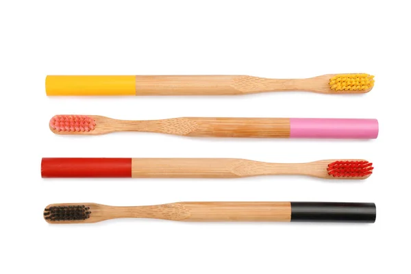 Escovas de dentes de bambu isoladas em branco, vista superior — Fotografia de Stock