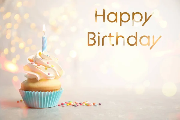 Verjaardags cupcake met kaars op lichtgrijze tafel tegen wazig — Stockfoto