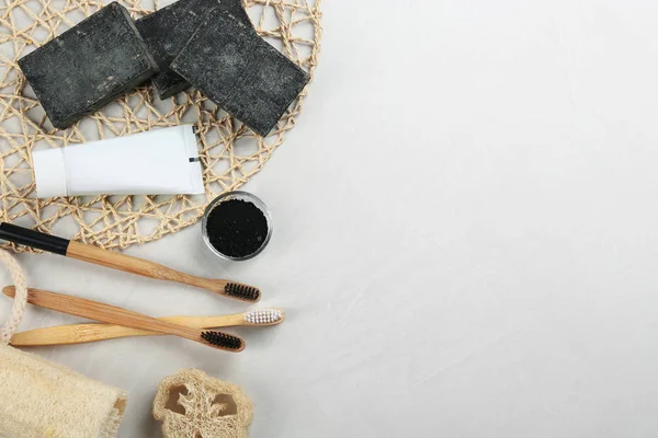 Composición Plana Con Cepillos Dientes Bambú Sobre Una Mesa Ligera — Foto de Stock