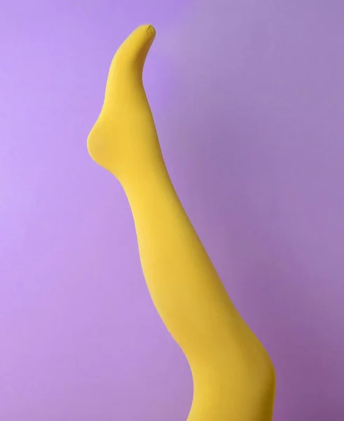 Leg Mannequin Yellow Tights Violet Background — Stock Photo, Image