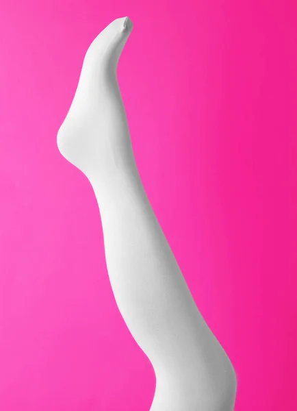 Beinpuppe Weißen Strumpfhosen Auf Rosa Hintergrund — Stockfoto