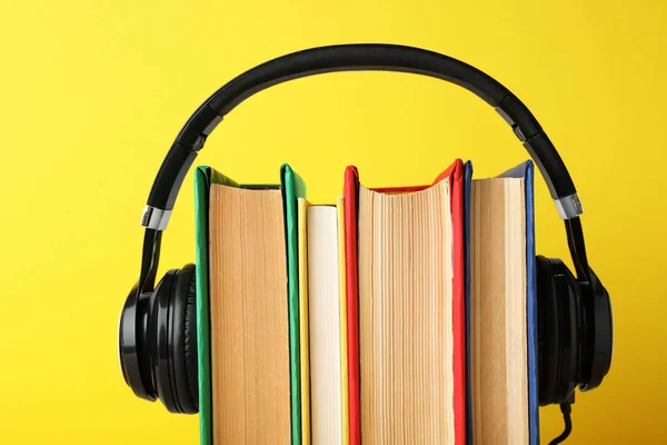 Livros Com Fones Ouvido Modernos Fundo Amarelo Close — Fotografia de Stock