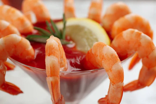 Délicieux cocktail de crevettes avec sauce tomate, gros plan — Photo