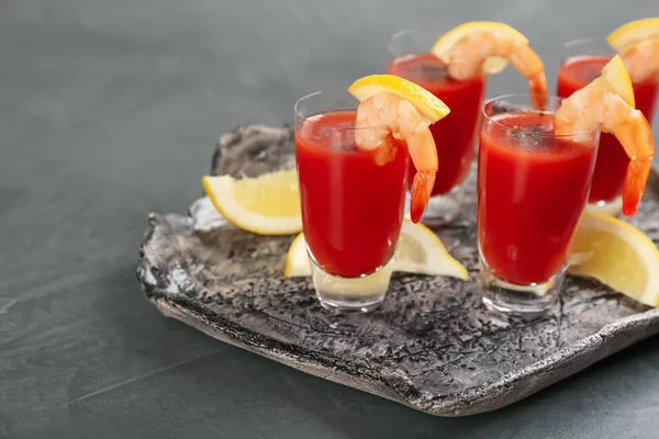 Delicioso cóctel de camarones con salsa de tomate en la mesa gris —  Fotos de Stock