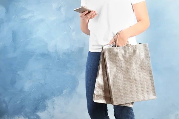 Mujer Con Bolsas Papel Compras Plata Teléfono Inteligente Sobre Fondo — Foto de Stock