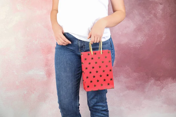 Kvinna Som Håller Röd Shopping Papperspåse Med Stjärna Mönster Rosa — Stockfoto