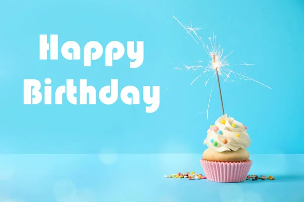 Verjaardags cupcake met sterretje op lichtblauwe achtergrond. Ruimte f — Stockfoto