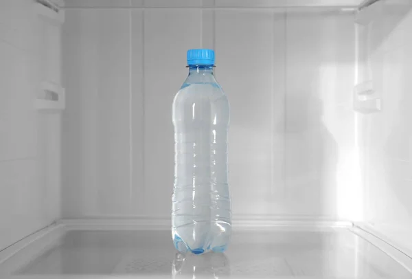 Garrafa Água Prateleira Dentro Refrigerador Moderno — Fotografia de Stock
