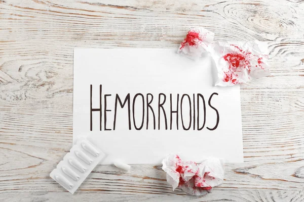 Лист Паперу Словом Hemorrhoids Білому Дерев Яному Столі Плоский — стокове фото