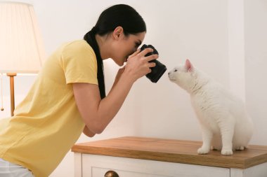 Profesyonel hayvan fotoğrafçısı güzel bir kadının fotoğrafını çekiyor.