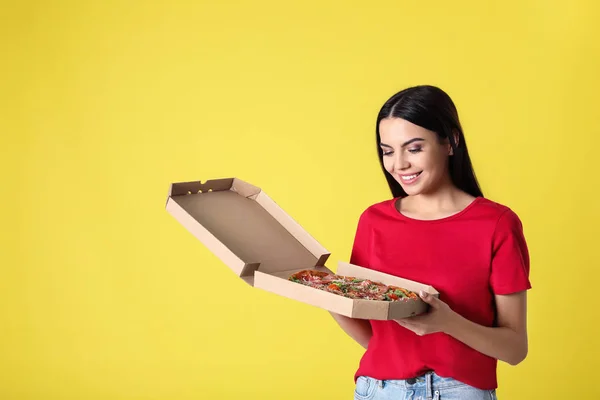 Mulher Bonita Com Pizza Saborosa Fundo Amarelo — Fotografia de Stock