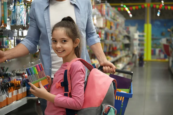 Menina Com Pai Escolhendo Artigos Papelaria Escolar Supermercado — Fotografia de Stock