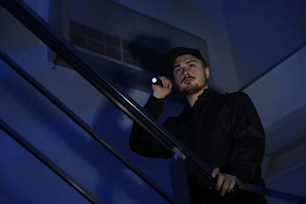 Guardia Seguridad Masculino Con Linterna Las Escaleras Oscuridad — Foto de Stock