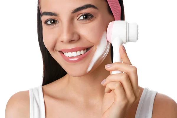 Junge Frau Mit Gesichtsreinigungsbürste Auf Weißem Hintergrund Nahaufnahme Waschzubehör — Stockfoto