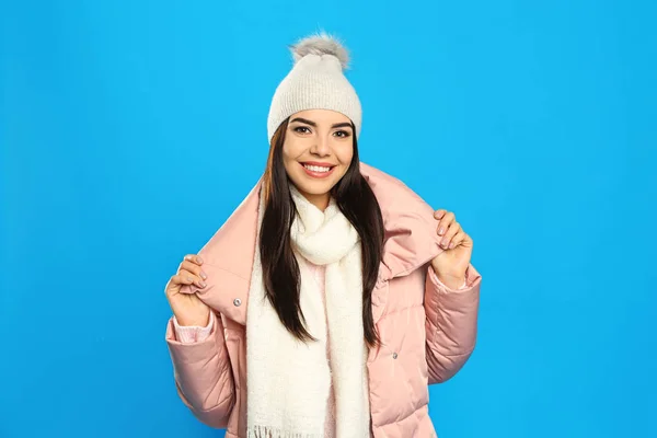 Mavi Arka Planda Sıcak Giysiler Içinde Mutlu Genç Bir Kadın — Stok fotoğraf