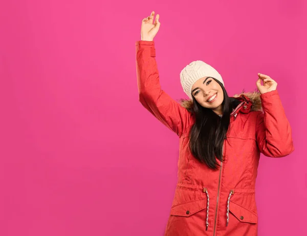 Щаслива Молода Жінка Теплому Одязі Рожевому Тлі Простір Тексту Зимові — стокове фото