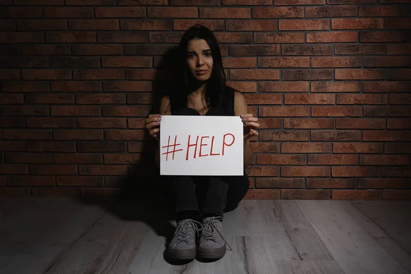 Mujer Joven Maltratada Con Hashtag Ayuda Cerca Pared Ladrillo Concepto — Foto de Stock