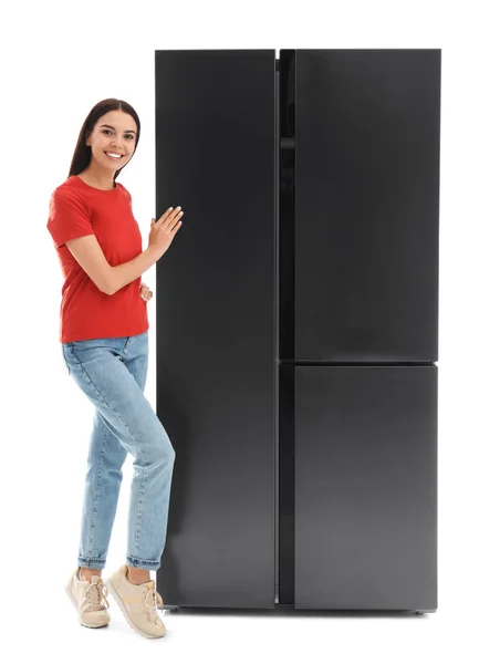 Молодая Женщина Возле Холодильника Белом Фоне — стоковое фото