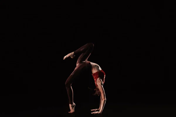 Mujer joven realizando elemento acrobático en el escenario en interiores —  Fotos de Stock