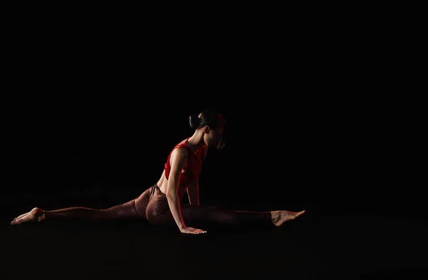 Mujer joven realizando elemento acrobático en el escenario en interiores —  Fotos de Stock