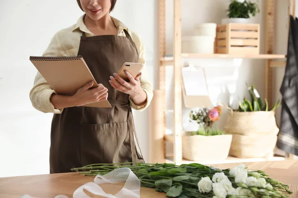 Floristería con portátil y smartphone en taller, primer plano — Foto de Stock