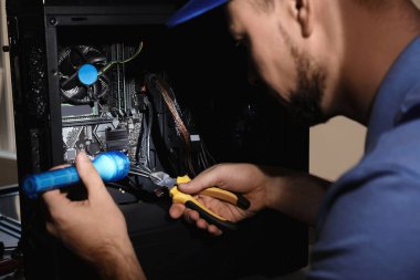 El feneri tamir sistemi olan tamirci içeride, yakın plan.