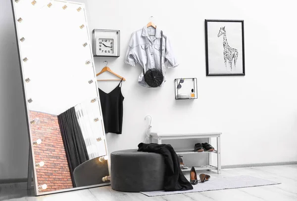 Velké zrcadlo se žárovkami ve stylovém interiéru místnosti — Stock fotografie