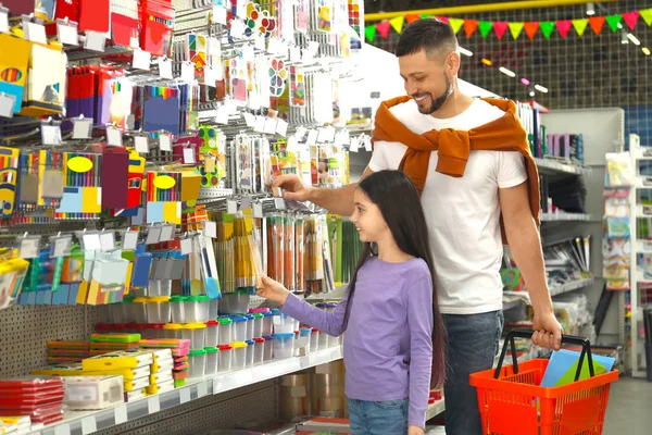 Petite Fille Avec Père Choisissant Papeterie Scolaire Supermarché — Photo