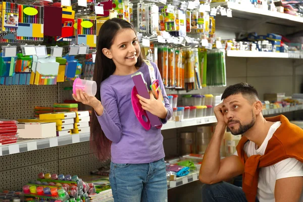Счастливая Девушка Эмоциональным Отцом Выбирает Школьные Канцтовары Супермаркете — стоковое фото