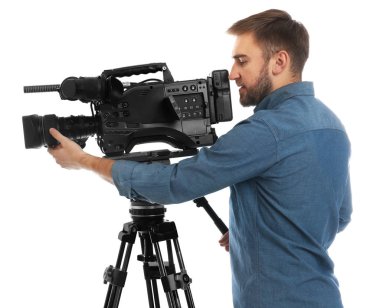 Beyaz arkaplanda profesyonel video kamerası olan operatör