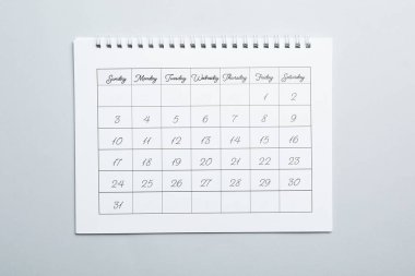 Açık gri arkaplanda kağıt takvimi, üst görünüm