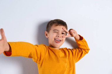 Açık renkli sevimli küçük çocuğa portresi