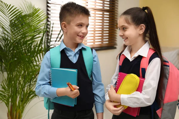 Niños Pequeños Uniforme Con Papelería Escolar Casa —  Fotos de Stock