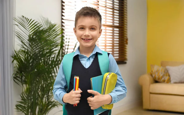 Liten Pojke Uniform Med Skolpapper Hemma — Stockfoto